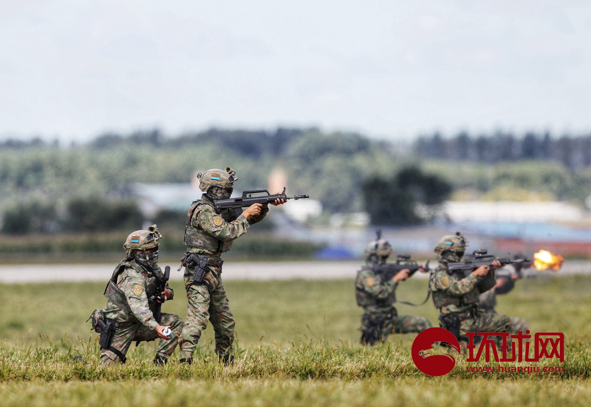 「长春航空展」空降兵携新装备进行空中突击反恐营救行动演示