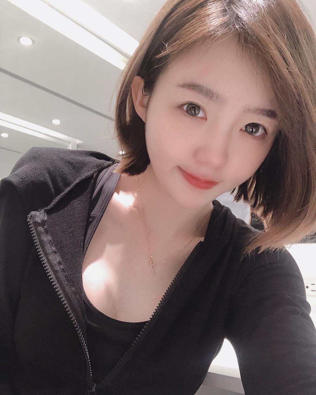 正妹妮妮子穿运动背心健身,锁骨出卖好身材