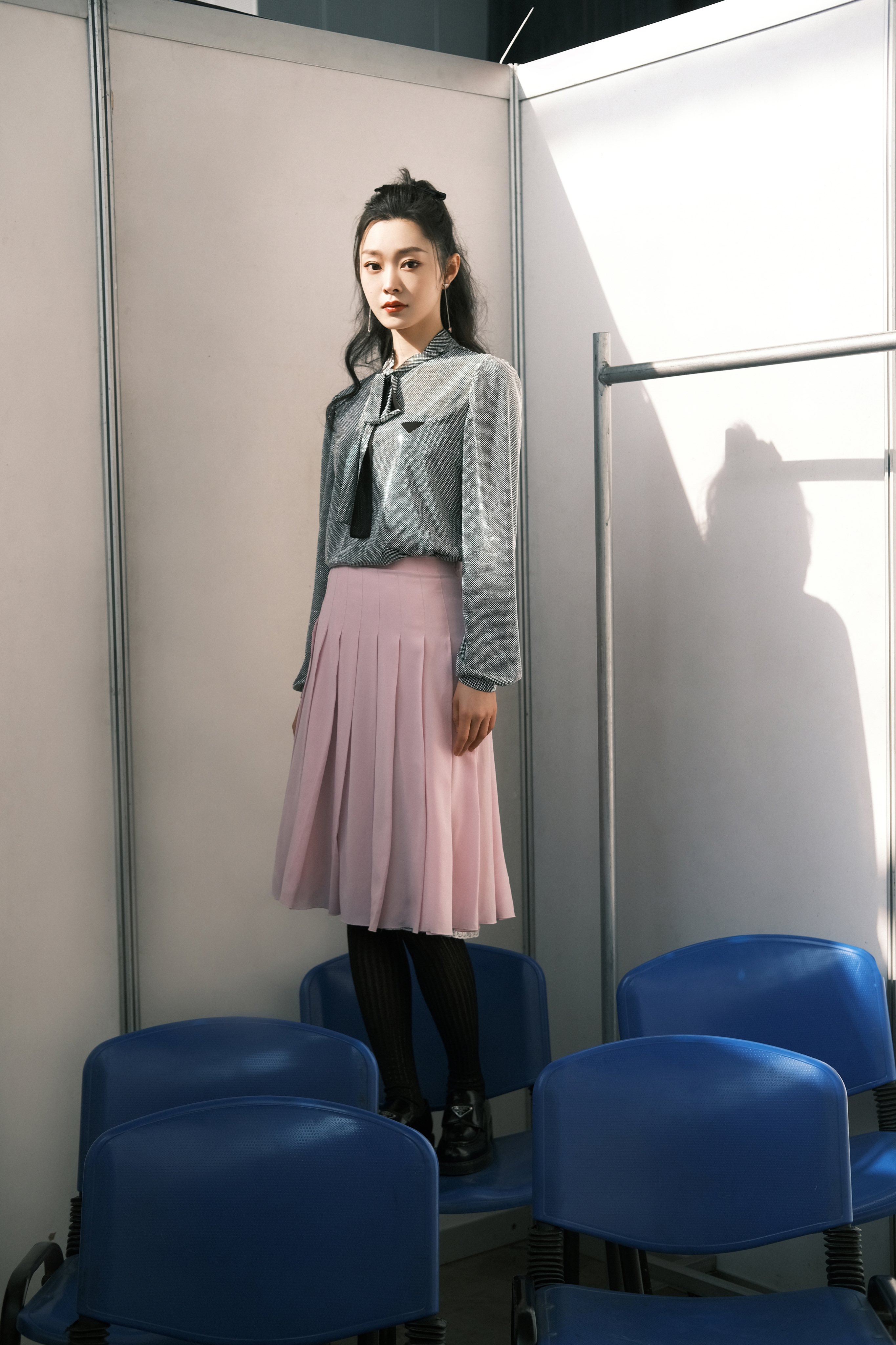 宋轶上衣内搭连衣裙凉鞋配白色长筒棉袜,来自不喜欢穿丝袜的女星