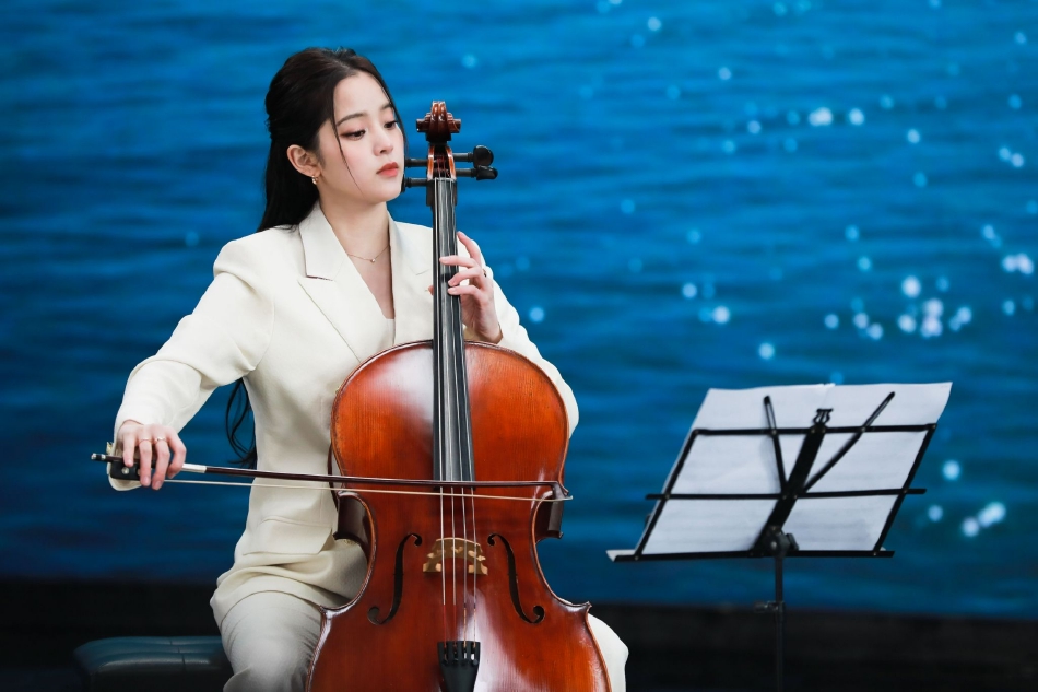 组图:欧阳娜娜东南卫视春晚演出 一袭白衣拉响提琴