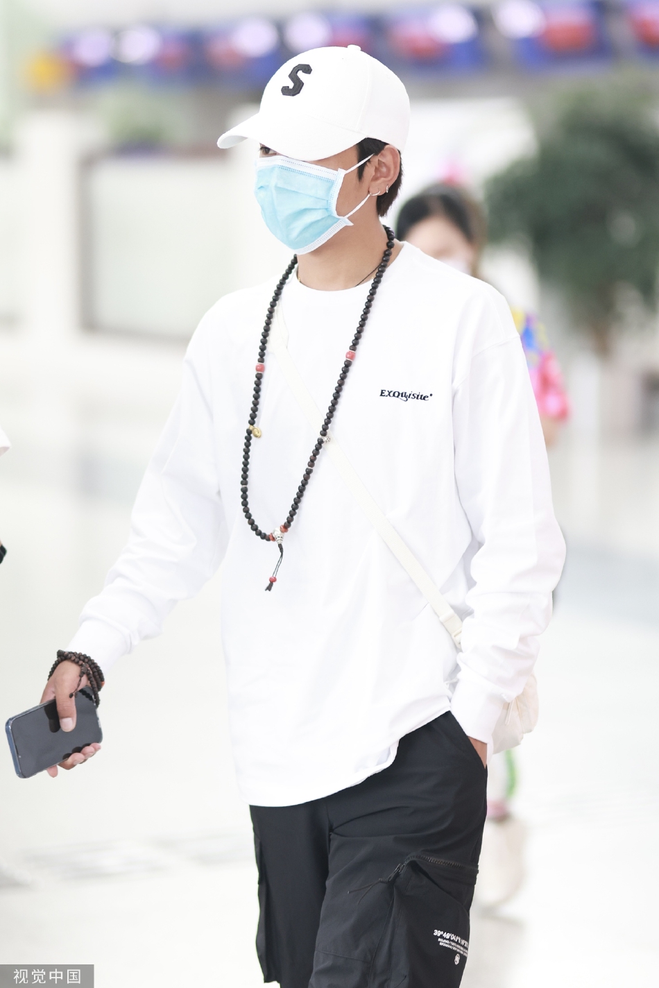 组图:丁真穿白色卫衣现身机场 搭配民族风项链清爽个性