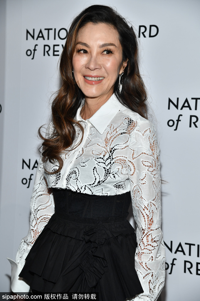 组图:杨紫琼穿白色蕾丝衬衫优雅大气 搭配高腰长裙尽显美