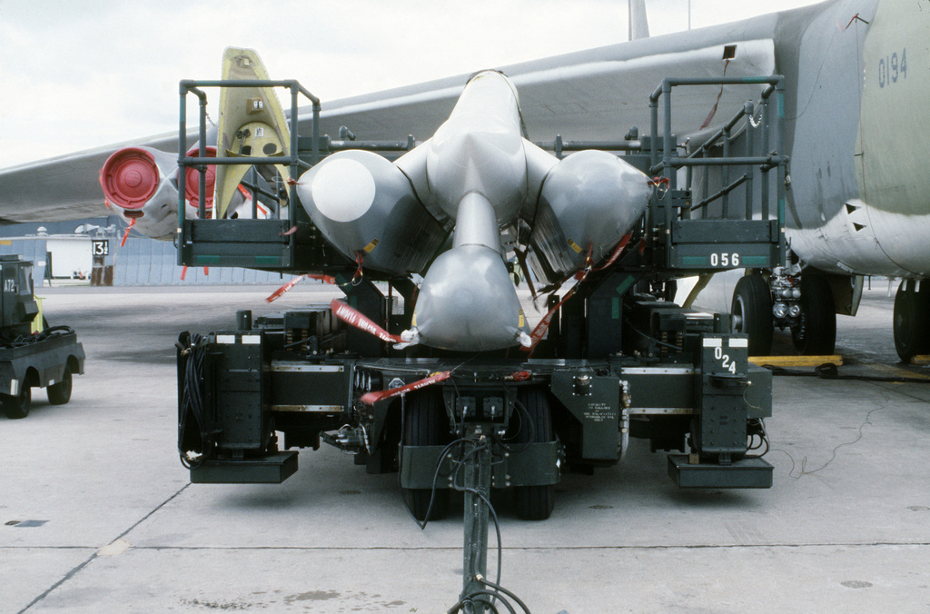 b-52同温层堡垒战略轰炸机挂载agm-86巡航导弹图集