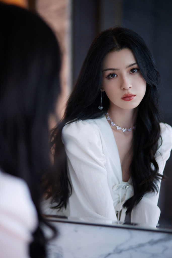 哈妮克孜白色长裙清新感写真 长发飘飘气质清冷可人