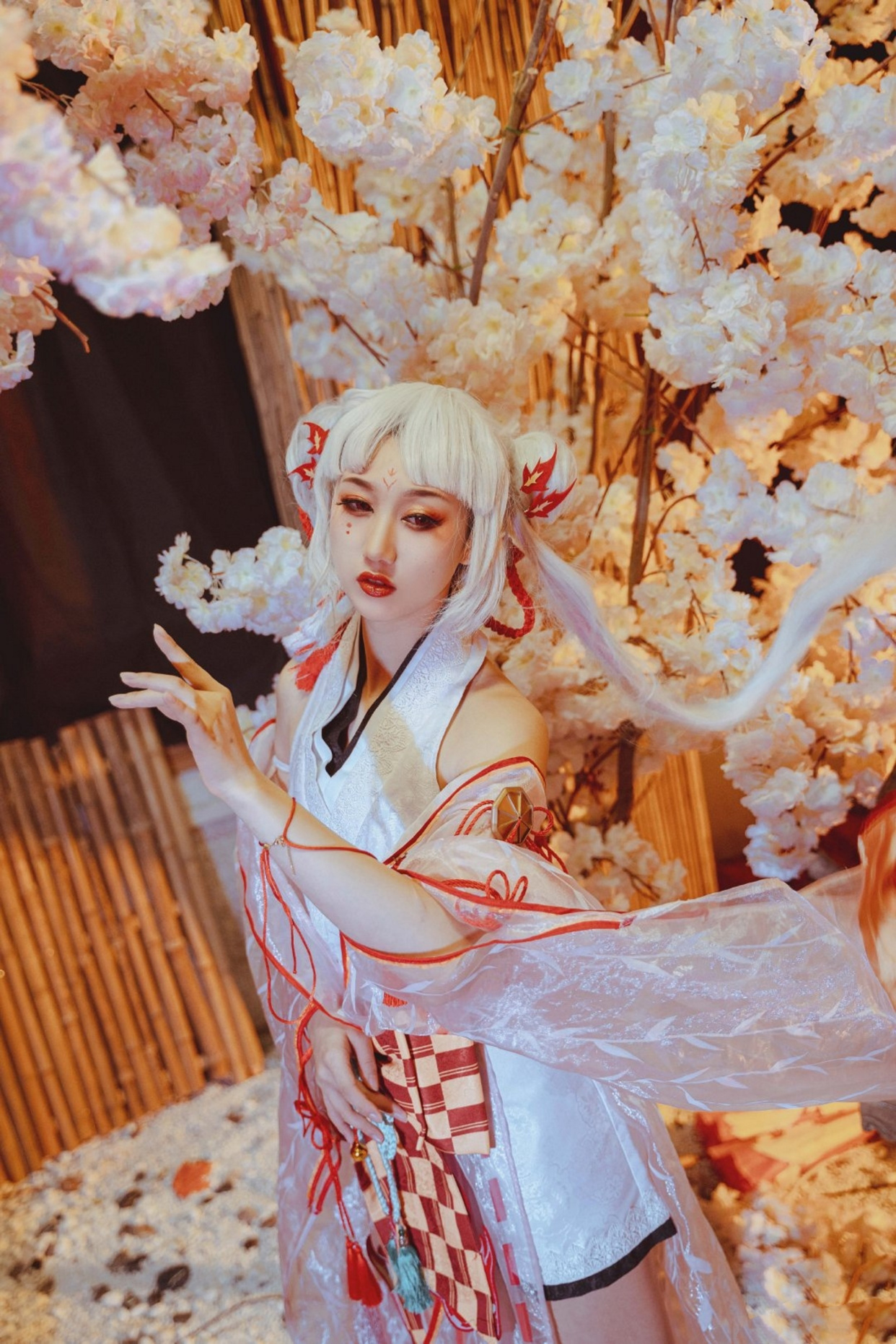 绝美不知火cos,面若桃花娇嗔侧卧,不要有了紧那罗忘了阿离哦