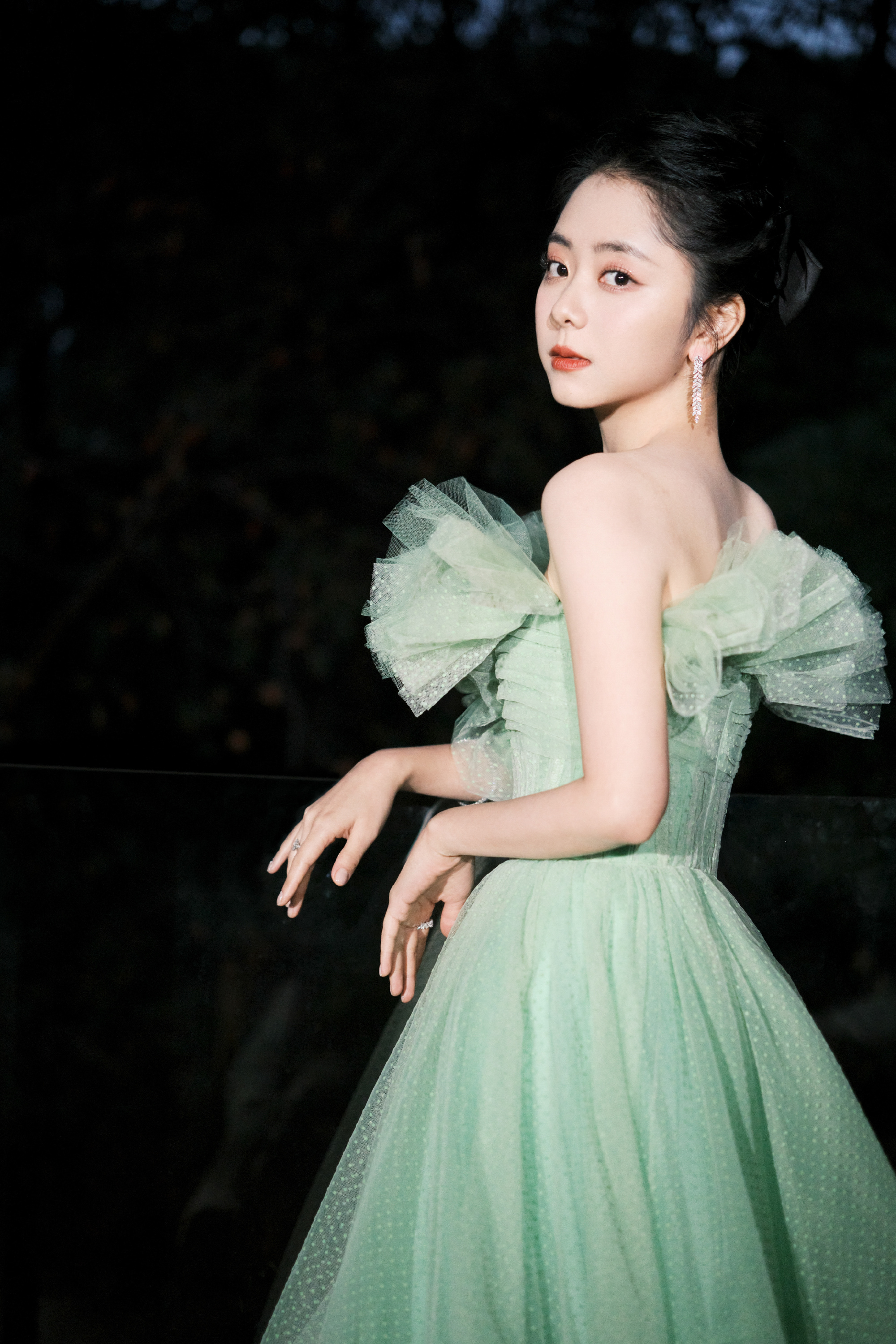 谭松韵金鹰奖造型,一袭薄荷绿薄纱礼裙,灵动多姿,飘逸出尘