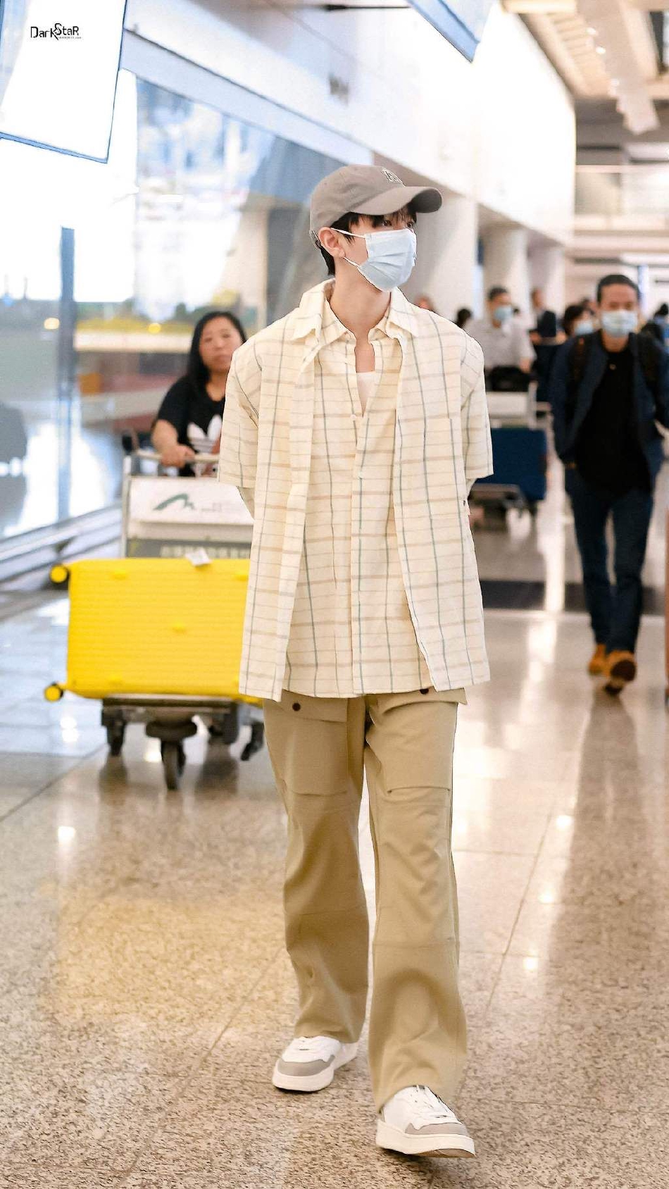 组图:王俊凯穿格子衫背手走路像老干部 飞香港行程神秘引猜测