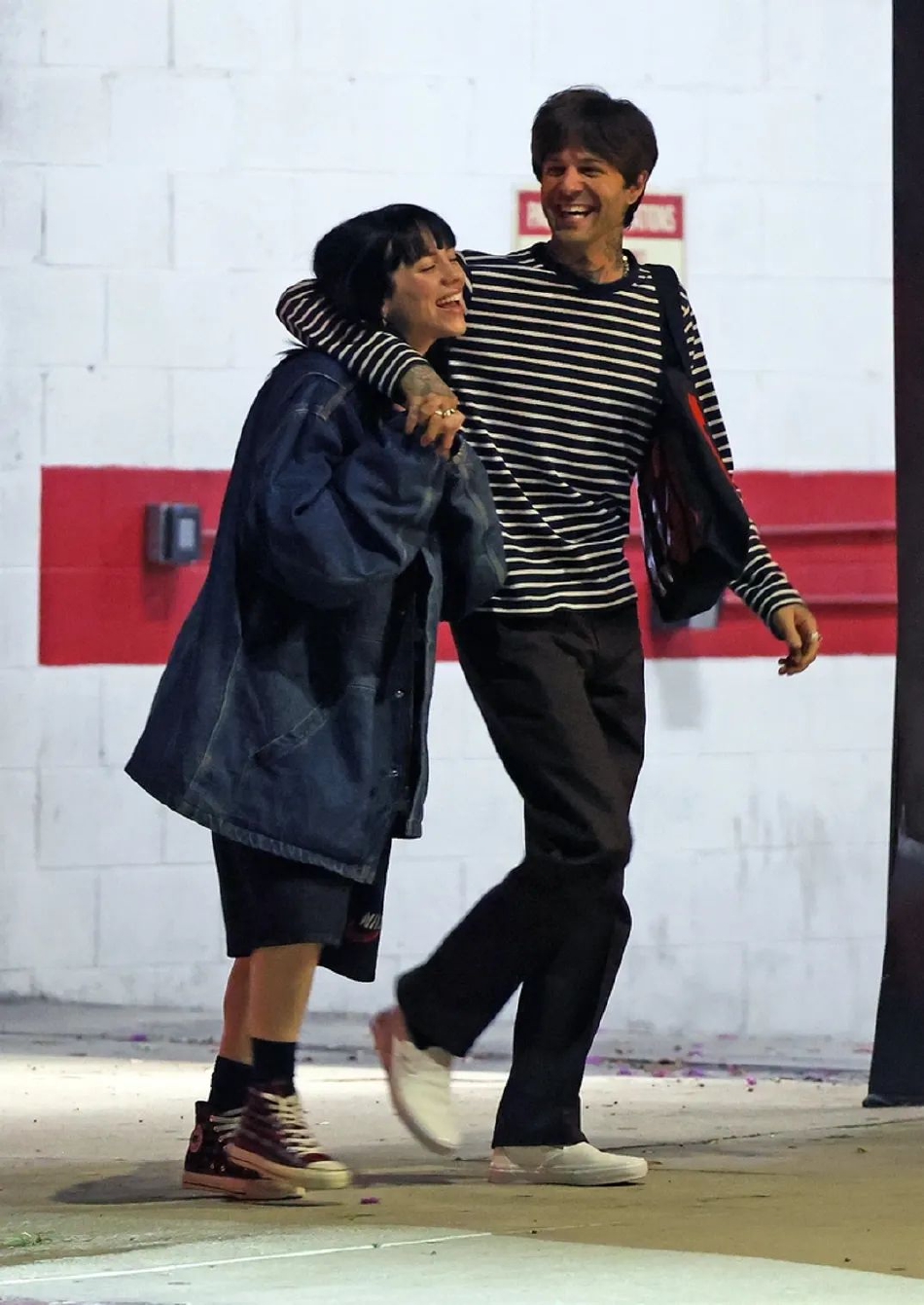 组图:billie eilish新恋情曝光 与乐队主唱男友街头热吻好甜蜜