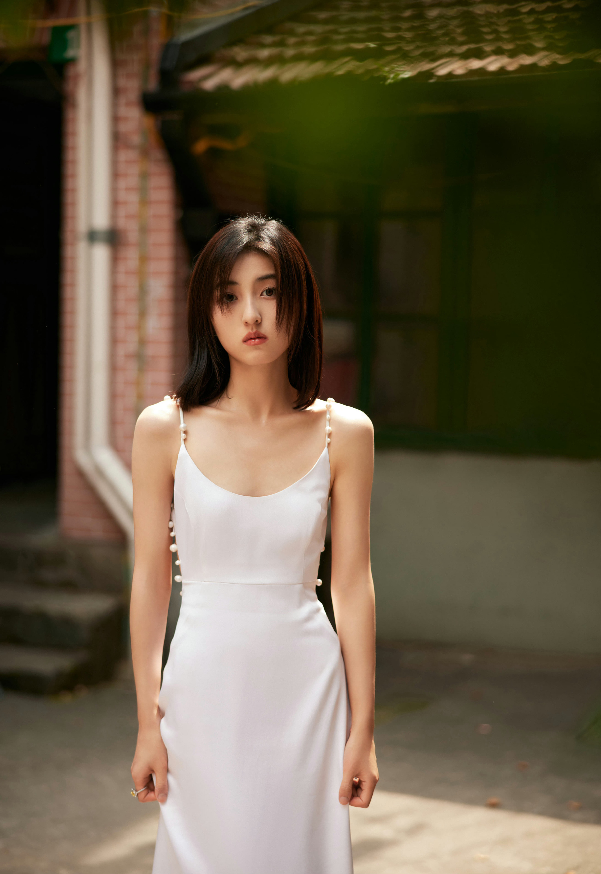 张子枫电影奇遇夜造型,白色丝缎露背长裙,散发着清冷脱俗的美