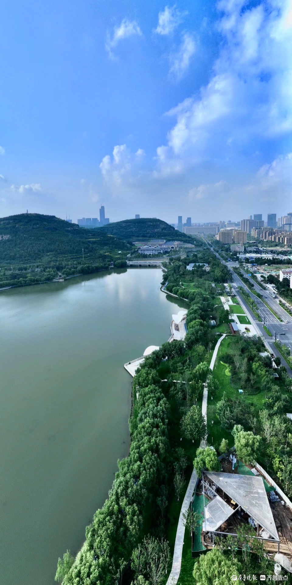 秋高气爽,凤凰湖畔景色秀丽