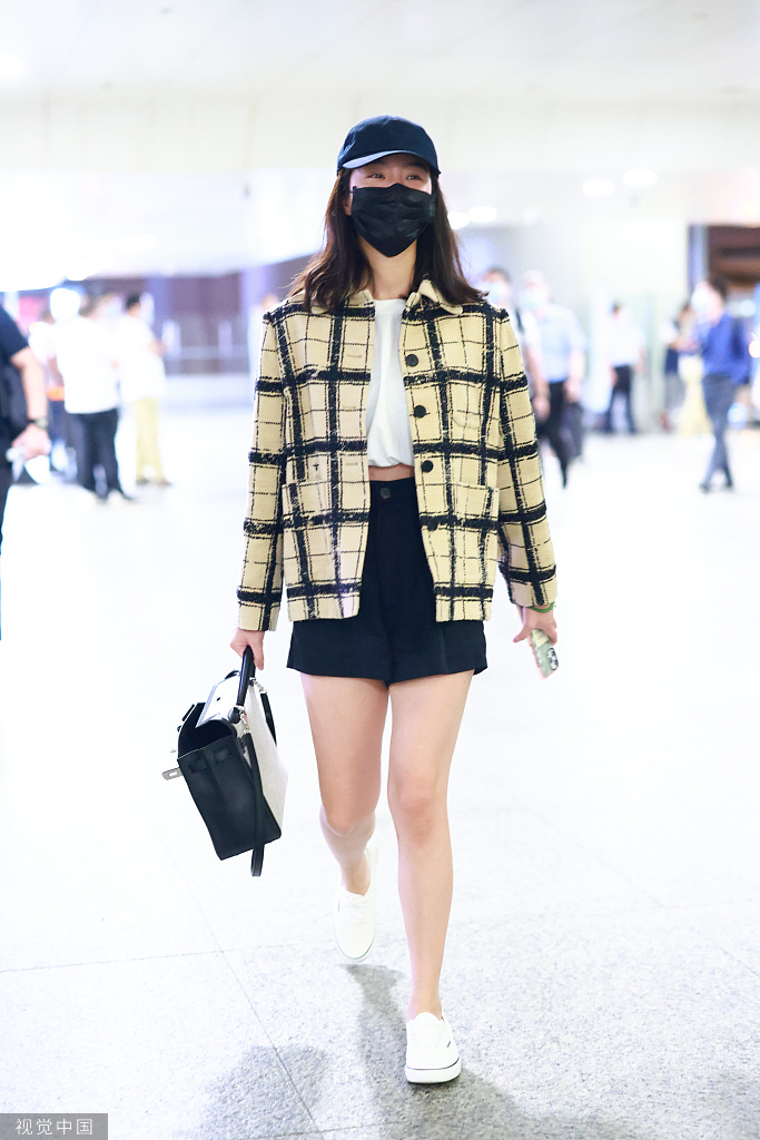 组图:杨采钰小香风外套搭短裤秀美腿 歪头甜笑眉眼弯弯气质甜