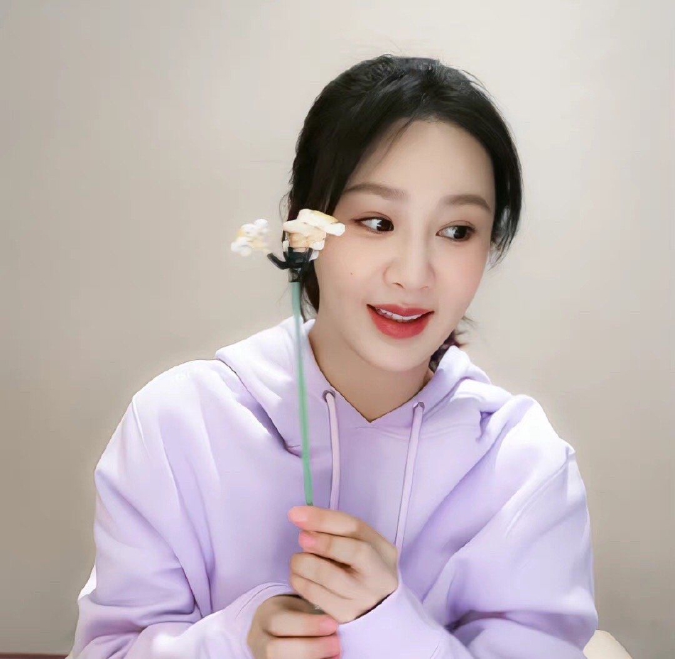 组图:杨紫直播生图俏皮可爱 手拿鲜花对镜头比耶元气满满