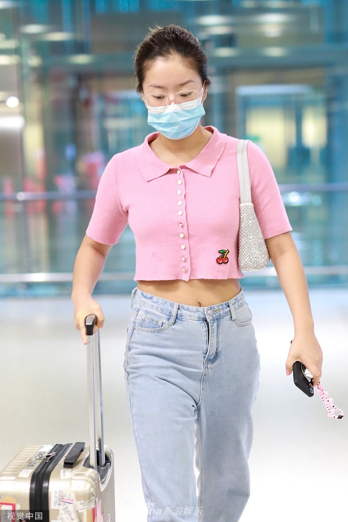 组图:王菊素颜戴框镜知性接地气 短款粉t秀蛮腰性感抢镜