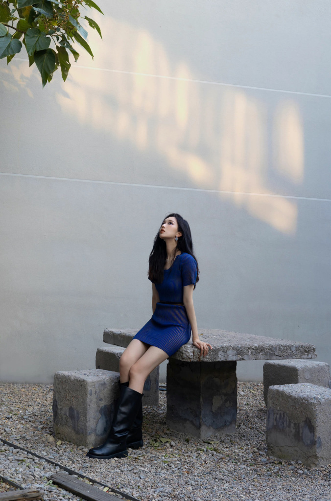 刘令姿发布秋日随拍 连衣裙衬托绝佳身材