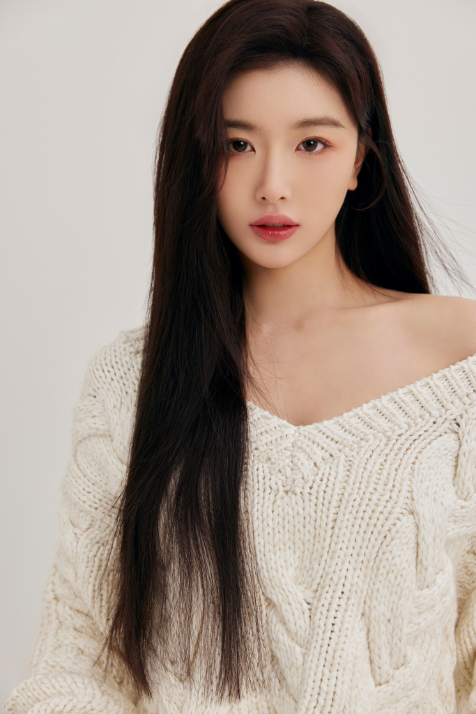 孔雪儿白色毛衣造型写真 五官精致美到让人心动