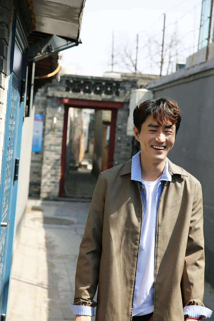 杨玏京味写真花絮曝光 斜阳下穿梭北京胡同氛围感满满