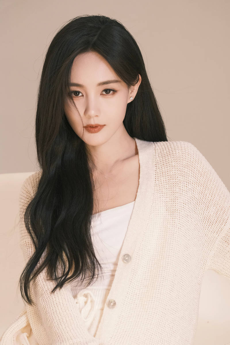 组图:李一桐穿深v衬衫秀天鹅颈 温柔清丽纯欲风满满