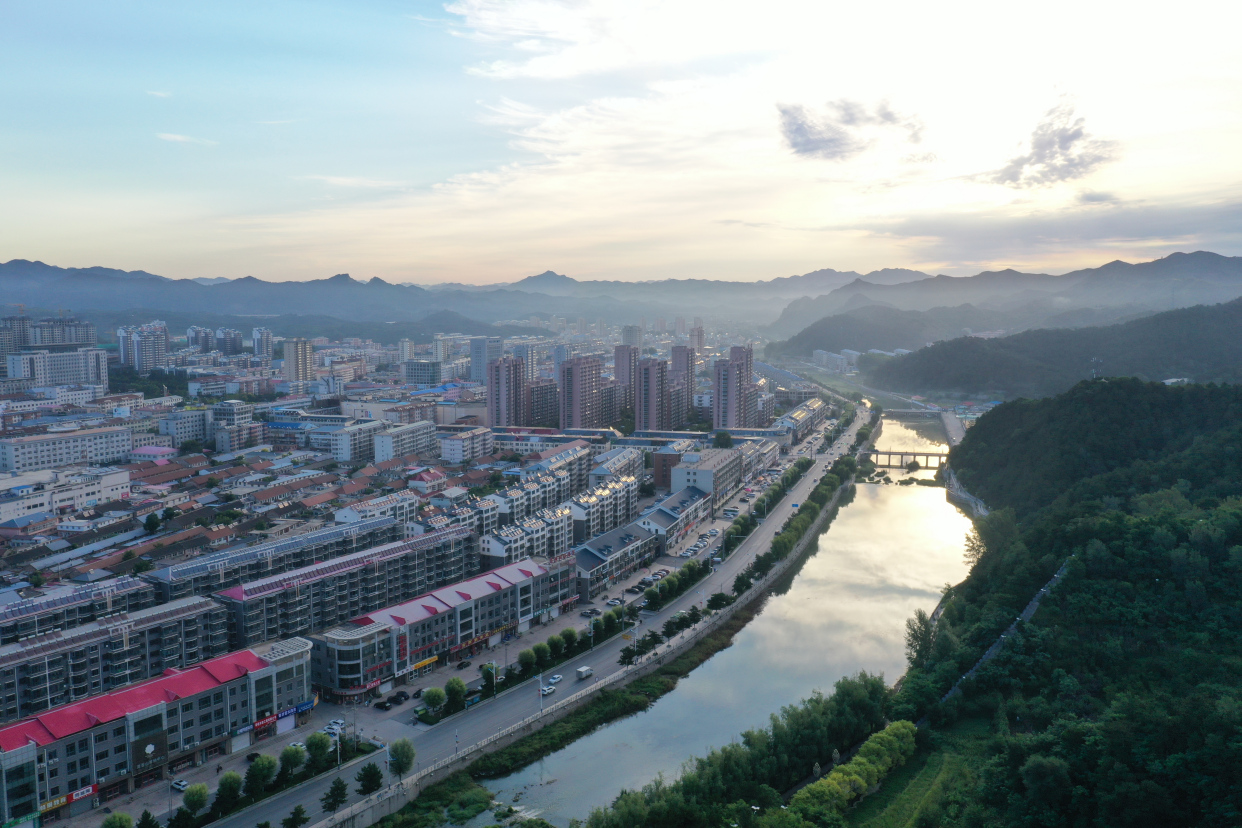 晨曦中的青龙县城