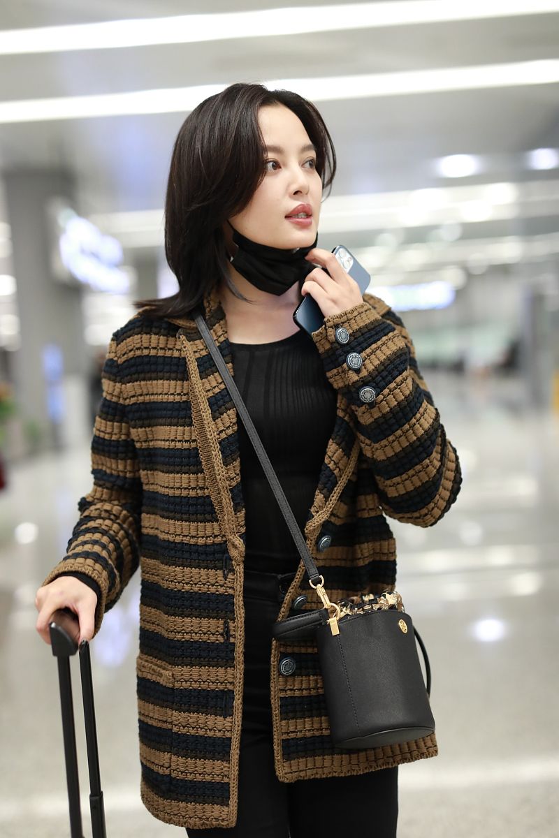 辛芷蕾街拍:条纹针织开衫搭配铅笔裤 tory burch水桶包优雅大姐姐