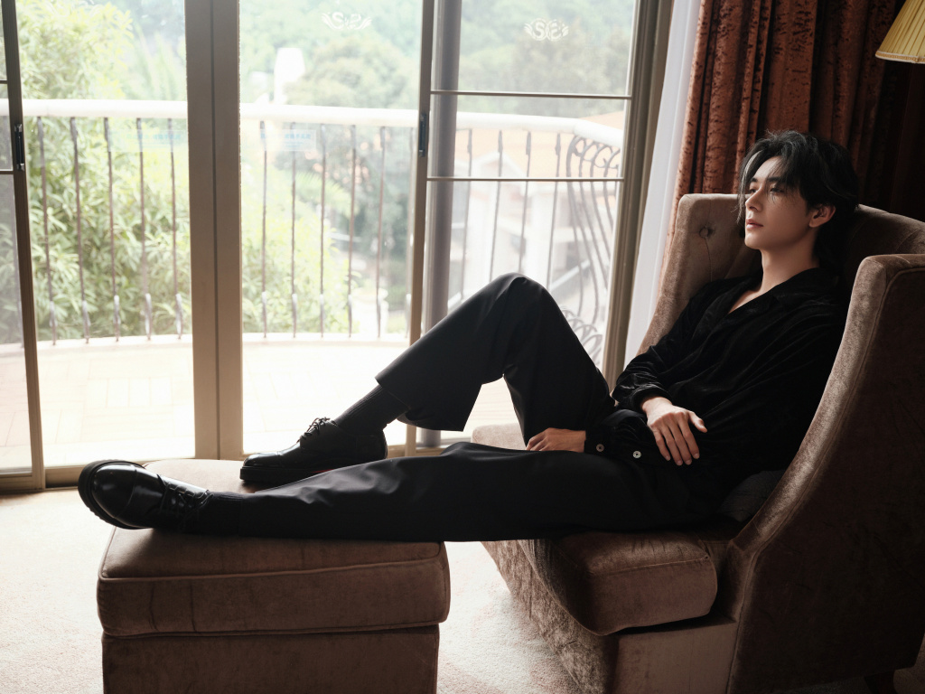 陈星旭黑色丝绒西装造型写真 儒雅帅气似忧郁王子