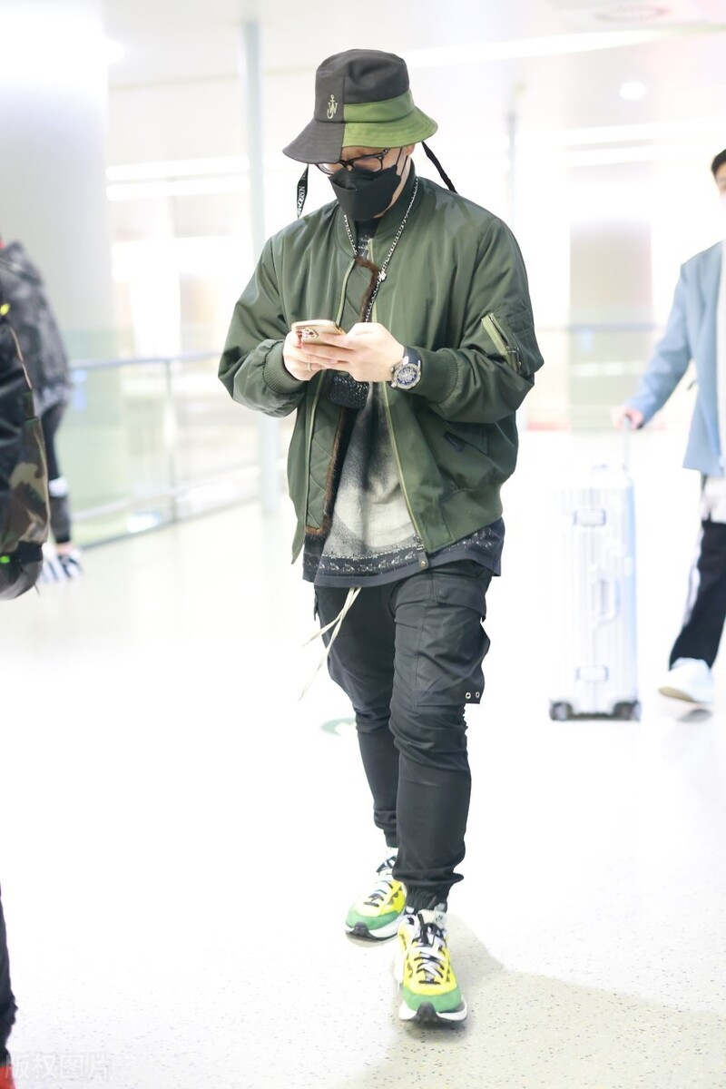 上海,潘玮柏现身机场