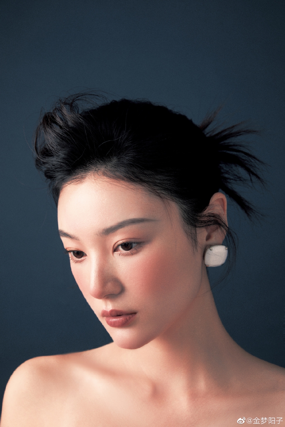 组图:金梦阳子晒人像写真 妆容精致高级像油画