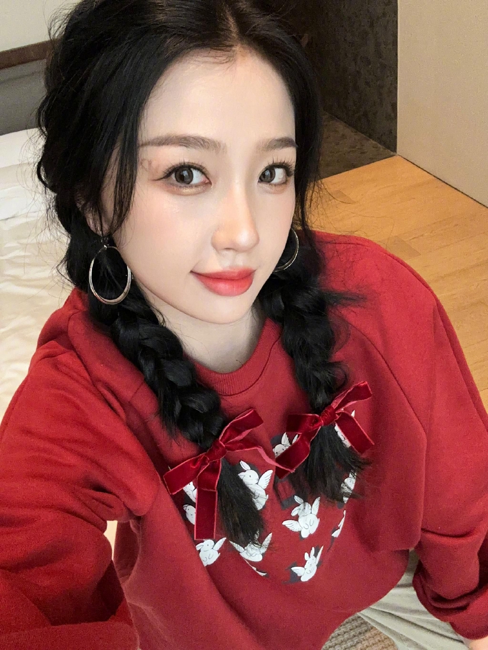 组图:虞书欣晒2023钓鱼首竿随拍 扎双麻花辫穿红卫衣可爱又喜庆