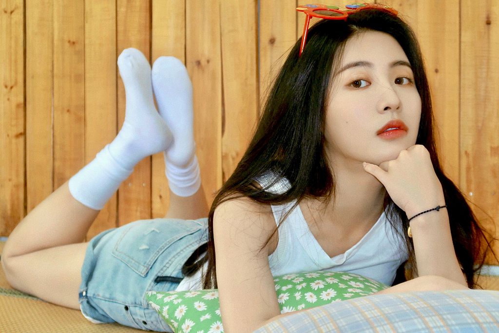 孙芮27岁生日写真曝光 穿简单白t恤配牛仔裤清新元气