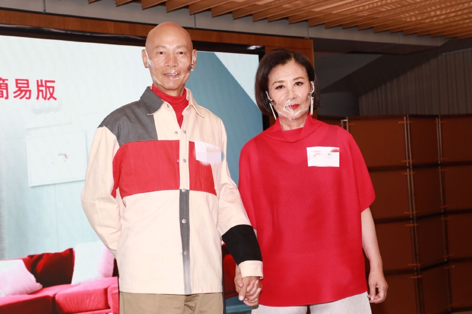 组图:罗家英与妻子汪明荃出席活动 两人穿着喜庆十指相扣好恩爱