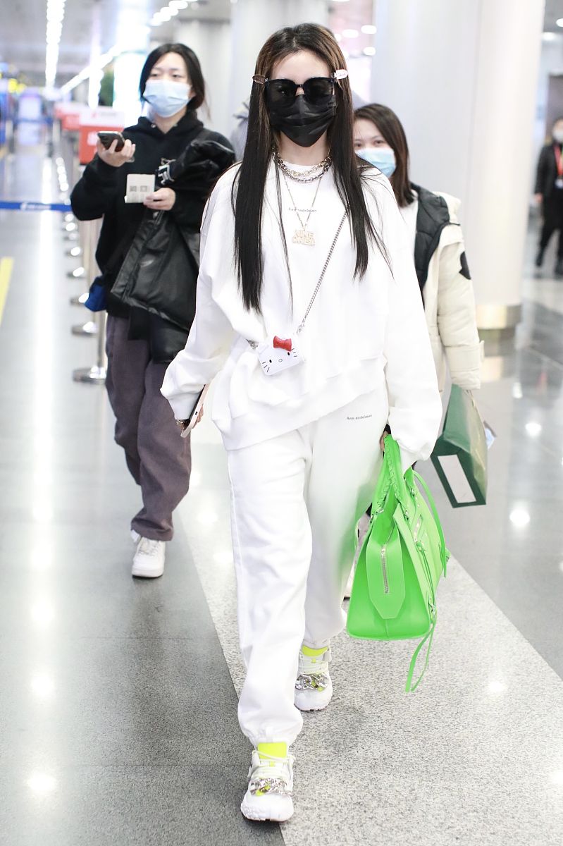 乃万街拍:ann andelman白色卫衣 运动裤 balenciaga凯蒂猫手袋清新