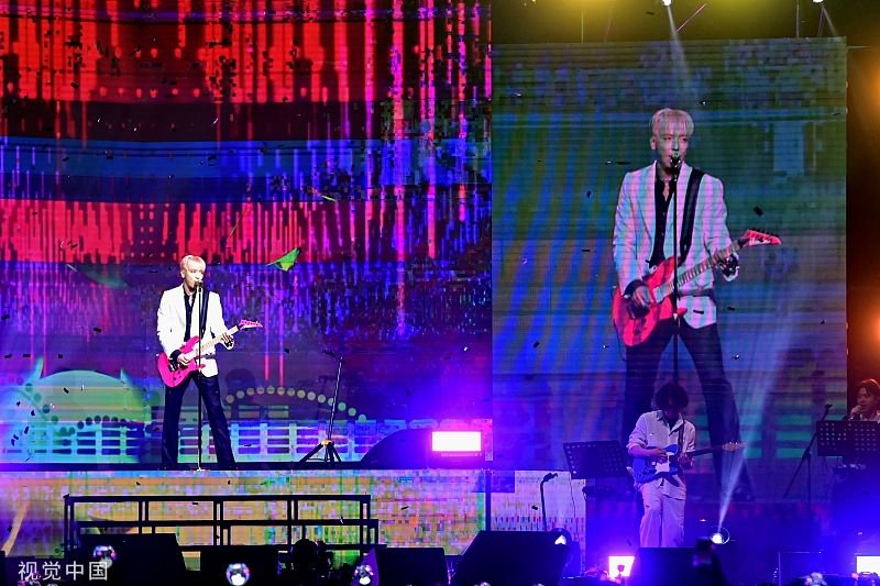 组图:韩国歌手郑容和香港演唱会 弹粉红色电吉他嗨翻全场