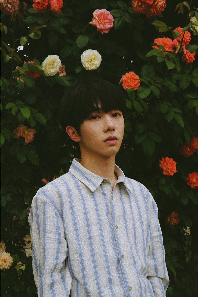 李俊濠520复古花间大片 拿心形剪纸花式表白粉丝