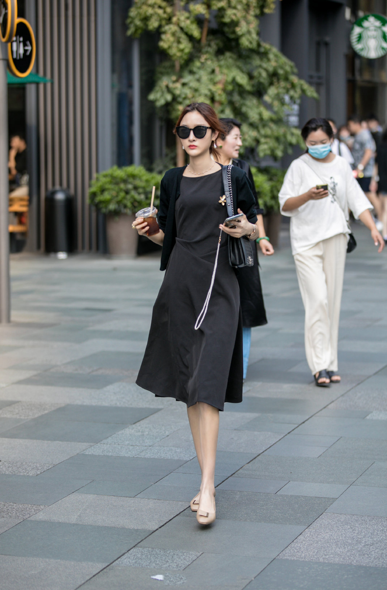 街拍:女人打扮,不同的颜色,会给人不一样的气质