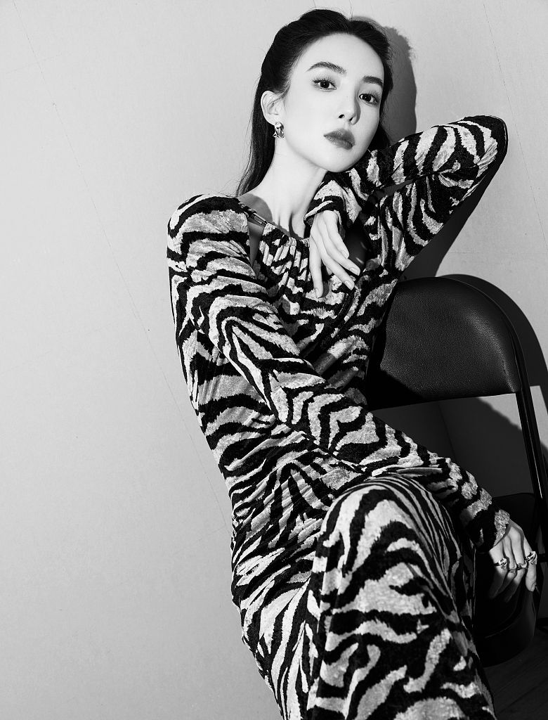 金晨亮相综艺《追光吧》总决赛 虎纹长裙贺新春