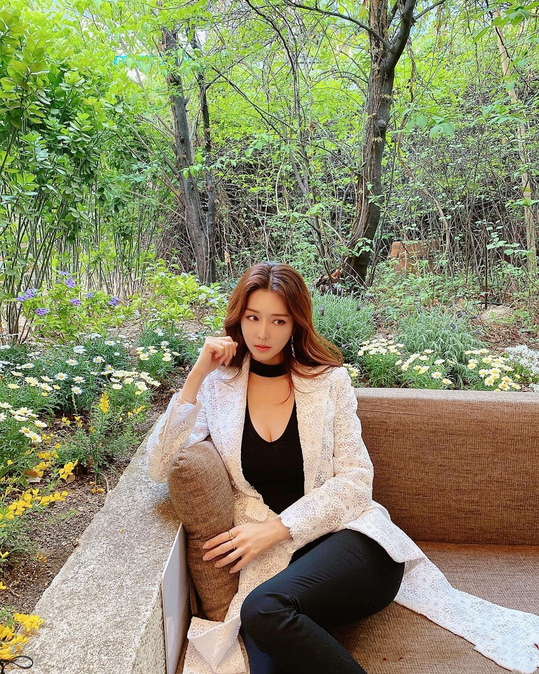 韩国人气模特朴多贤,苗条身材丰盈窈窕,时髦的穿着透露出潮流感