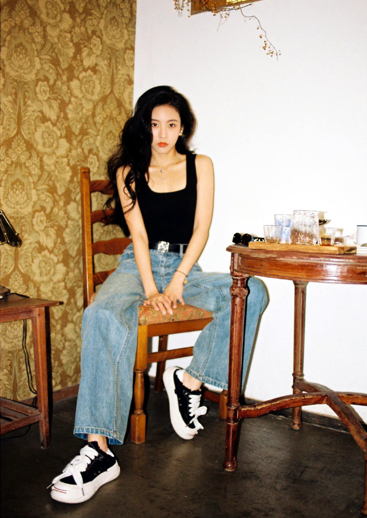 孙芮发布一组辣妹范随拍 穿黑色吊带配牛仔裤摩登时尚