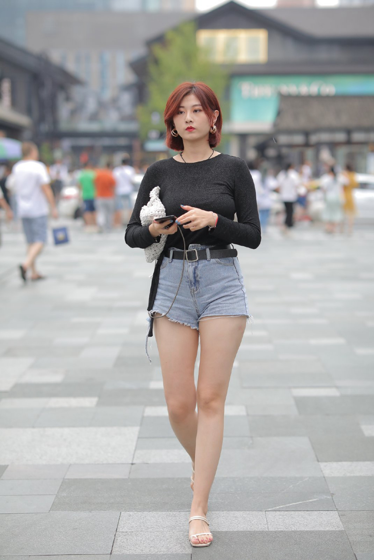 街拍:日常打扮没必要太纠结,只要穿搭舒适,就能穿出自信的气质