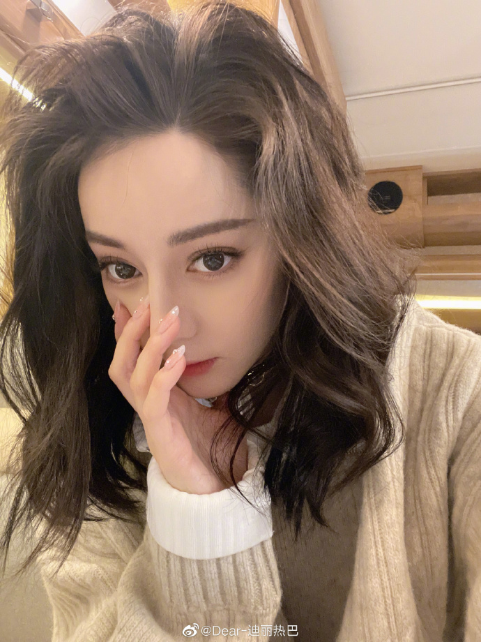 组图:迪丽热巴晒戴墨镜自拍酷飒十足 发丝飞扬搞怪又可爱