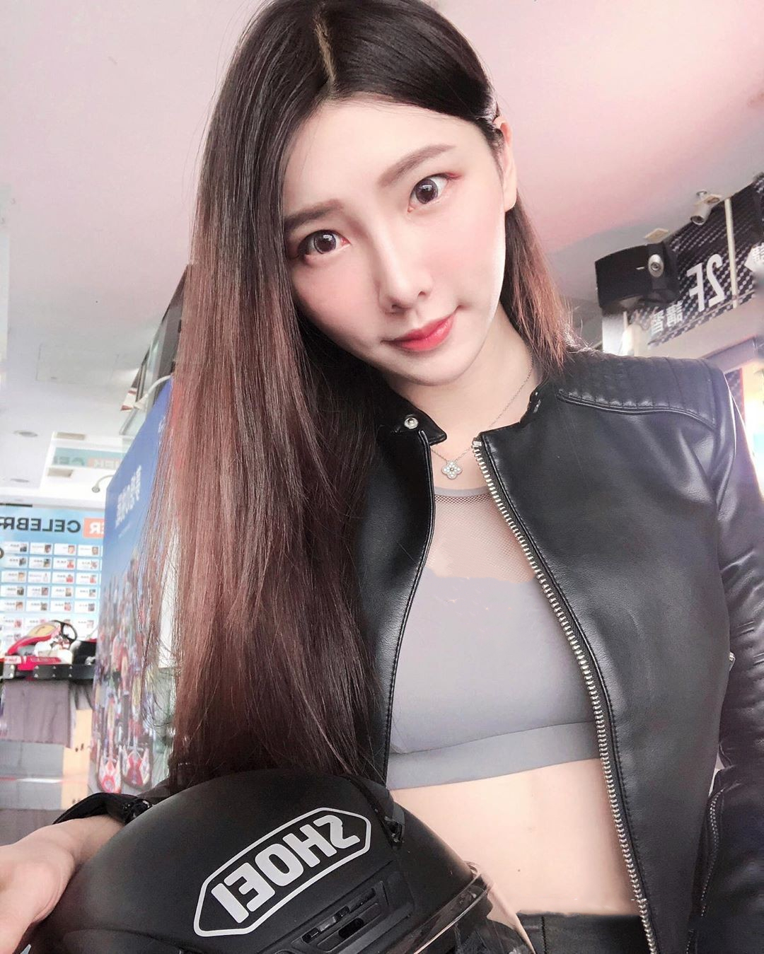 摩托赛车美女爱好者露露的酷炫生活照