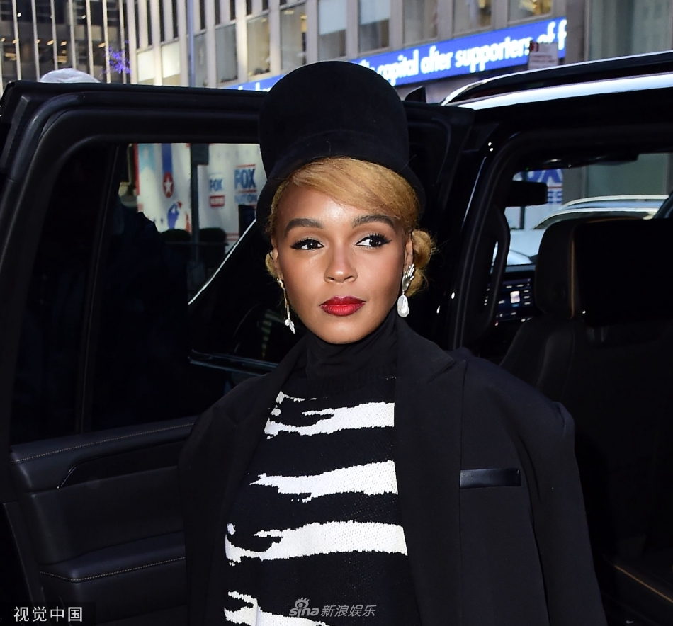 组图:演员加奈儿-梦奈现身纽约街头 身穿黑色大衣气场十足