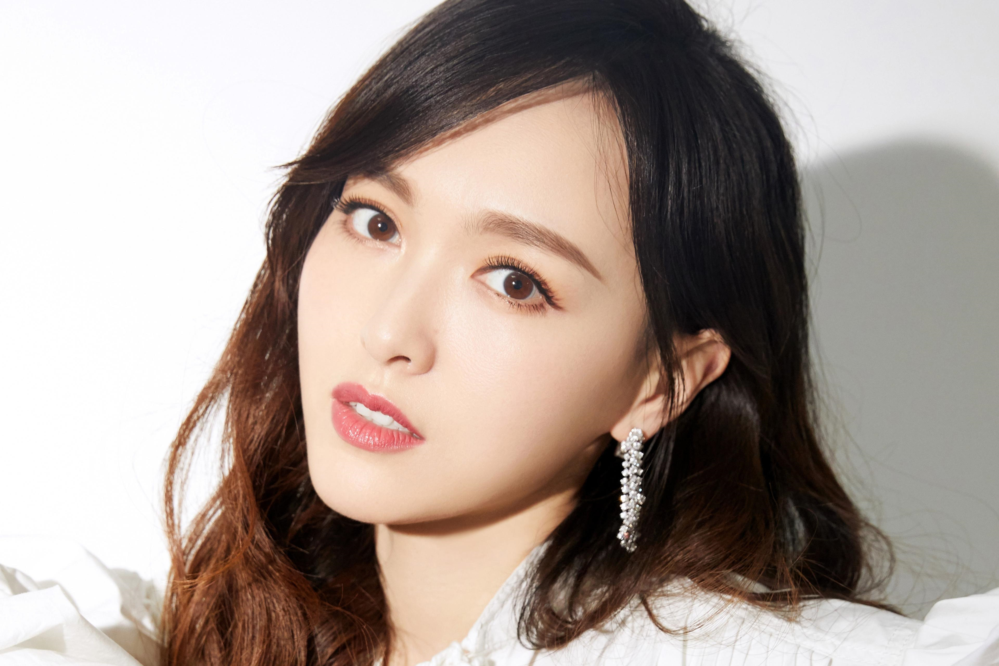 美女唐嫣,穿着一身白色长裙,白皙的肌肤靓丽的面容,魅力十足