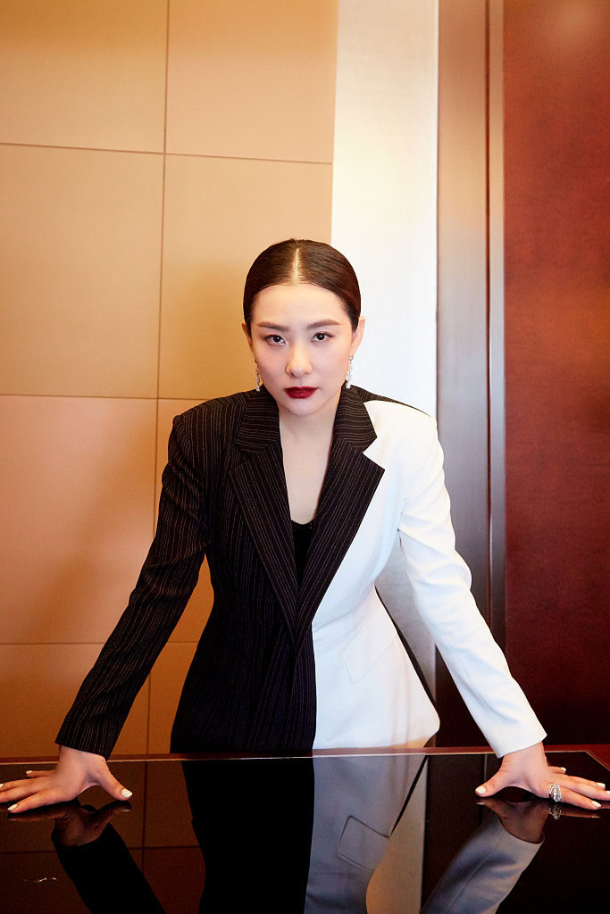 刘璇亮相搜狐时尚盛典 黑白拼接西装酷飒冷御