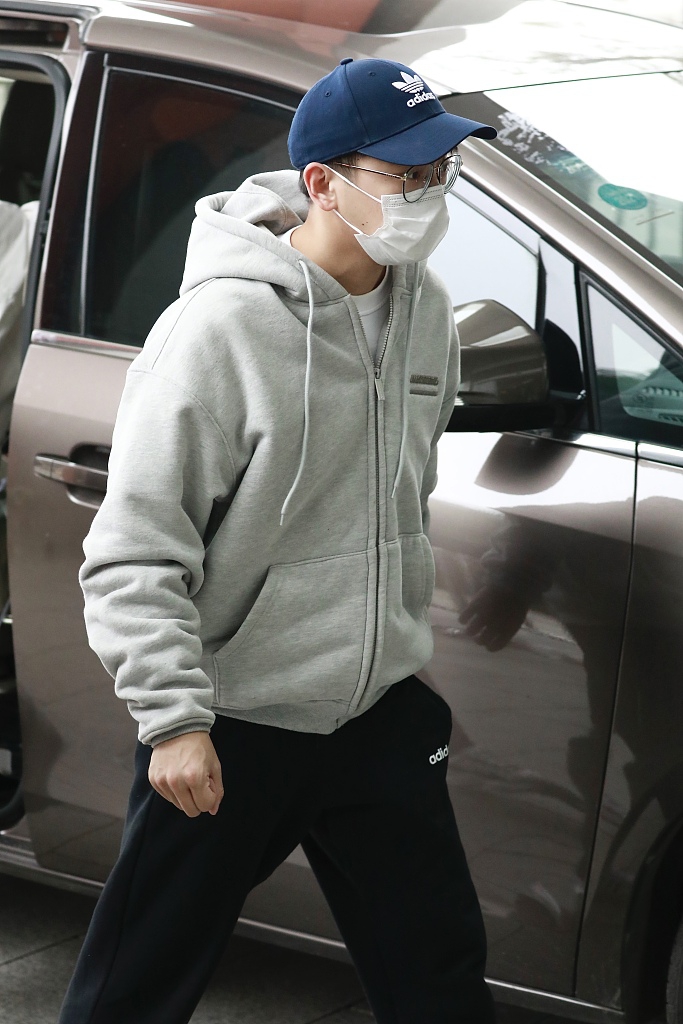 组图:彭昱畅卫衣配运动裤录快本 戴眼镜变乖巧男孩斯文儒雅