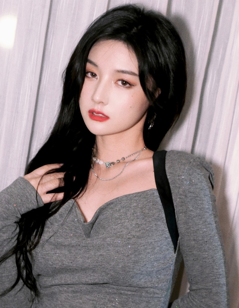 赵粤灰色修身裙造型写真 身材火辣气质美飒