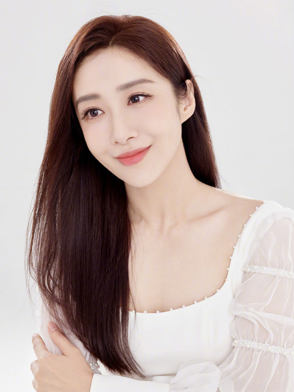 明星图集:刘思彤纯白长裙写真