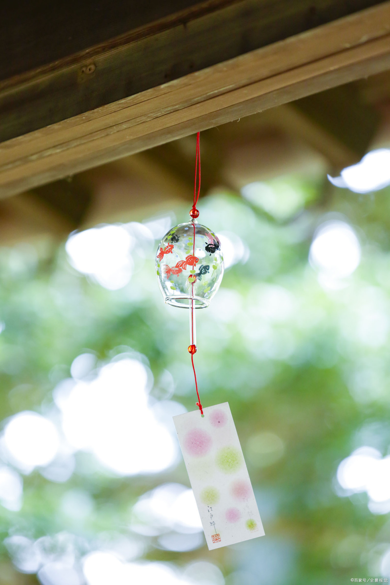 屋檐下的风铃,似乎在诉说着思念,你听到了吗?