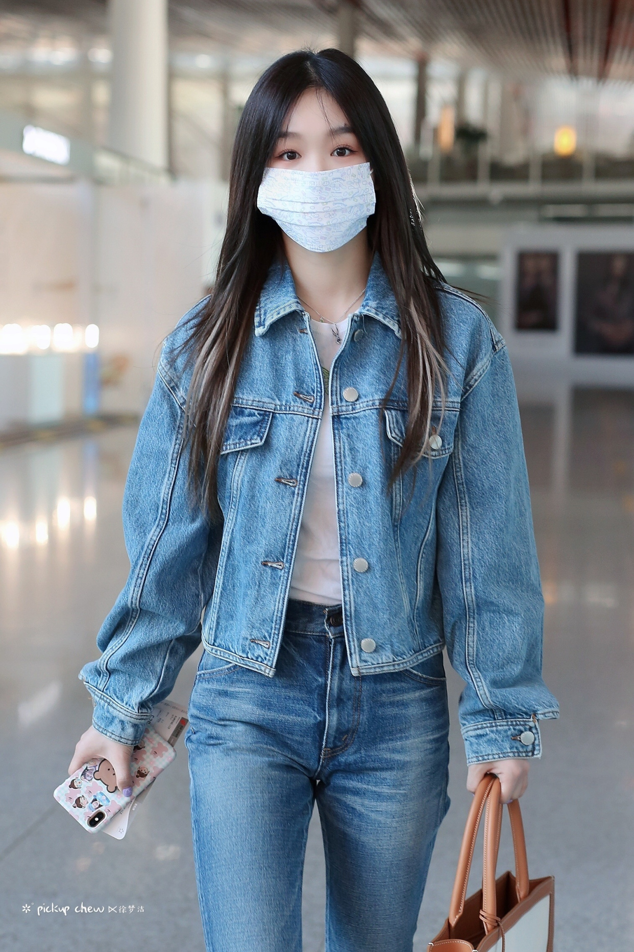 小彩虹徐梦洁最新机场饭拍,牛仔夹克配修身牛仔裤,又一穿搭模版