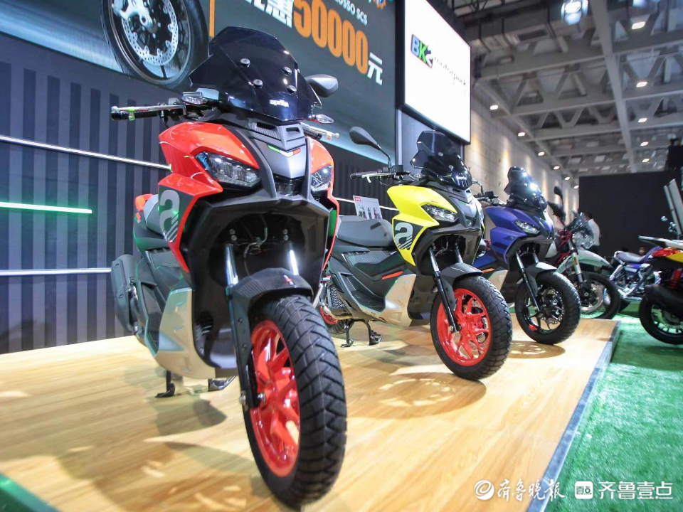 机车爱好者 售价近80万的川崎摩托车亮相齐鲁车展