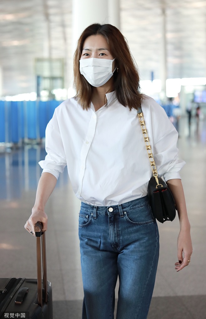 组图:刘雯亮相机场 白衬衫搭牛仔裤简约优雅