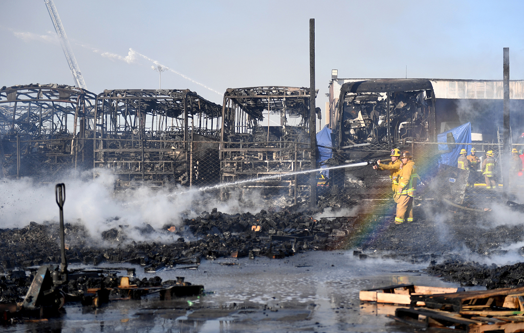 美国加州洛杉矶康普顿市发生火灾 引燃数十辆公共汽车